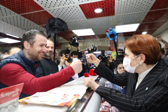 İYİ Parti lideri Akşener, İzmir’de esnafın dertlerini dinledi