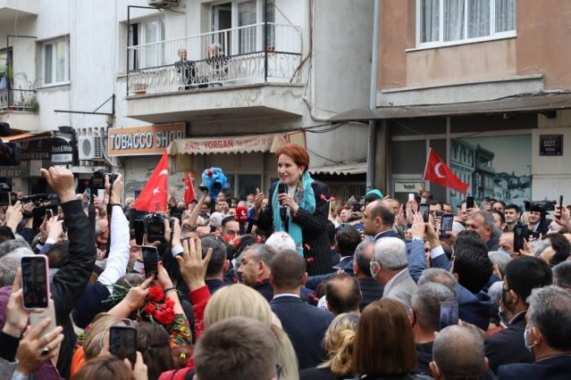 İYİ Parti lideri Akşener, İzmir’de esnafın dertlerini dinledi