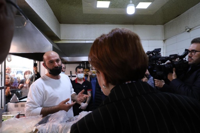 İYİ Parti lideri Akşener, İzmir’de esnafın dertlerini dinledi