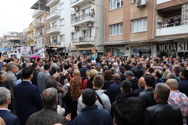 İYİ Parti lideri Akşener, İzmir’de esnafın dertlerini dinledi