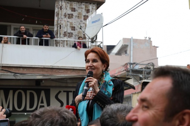 İYİ Parti lideri Akşener, İzmir’de esnafın dertlerini dinledi