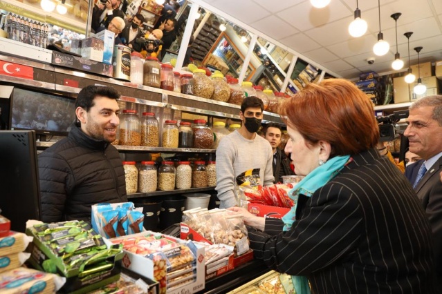 İYİ Parti lideri Akşener, İzmir’de esnafın dertlerini dinledi