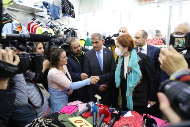 İYİ Parti lideri Akşener, İzmir’de esnafın dertlerini dinledi