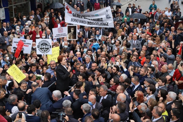 İYİ Parti lideri Akşener, İzmir’de esnafın dertlerini dinledi