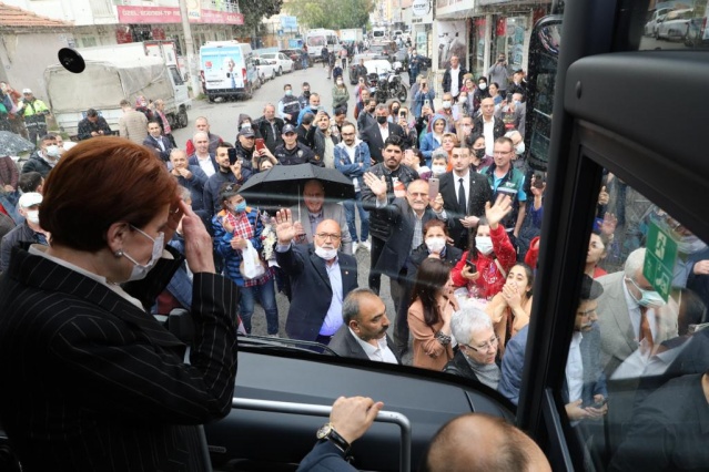 İYİ Parti lideri Akşener, İzmir’de esnafın dertlerini dinledi