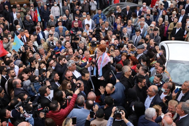 İYİ Parti lideri Akşener, İzmir’de esnafın dertlerini dinledi