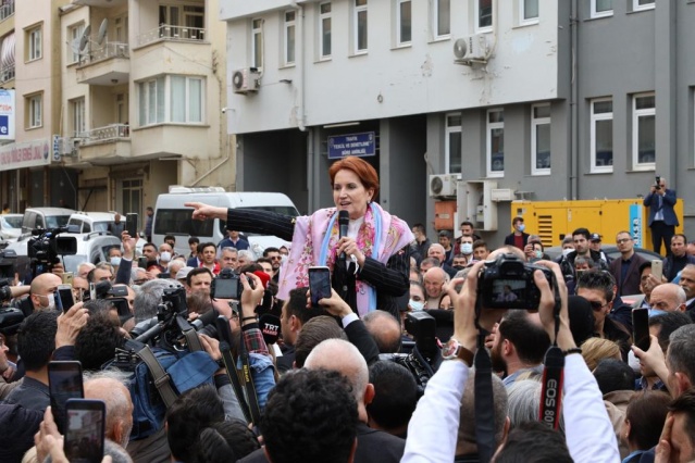 İYİ Parti lideri Akşener, İzmir’de esnafın dertlerini dinledi