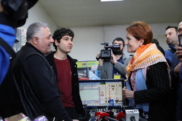 İYİ Parti lideri Akşener, İzmir’de esnafın dertlerini dinledi