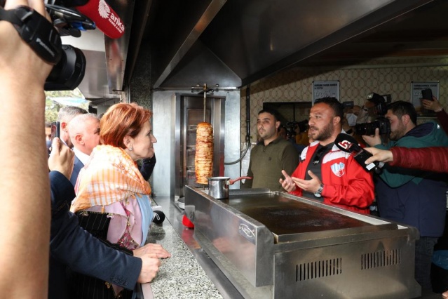 İYİ Parti lideri Akşener, İzmir’de esnafın dertlerini dinledi