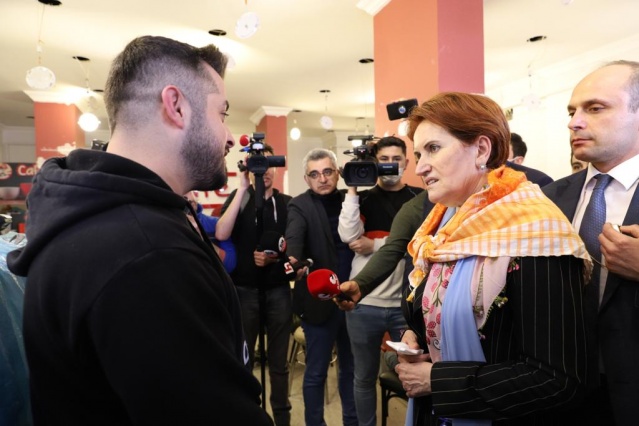 İYİ Parti lideri Akşener, İzmir’de esnafın dertlerini dinledi