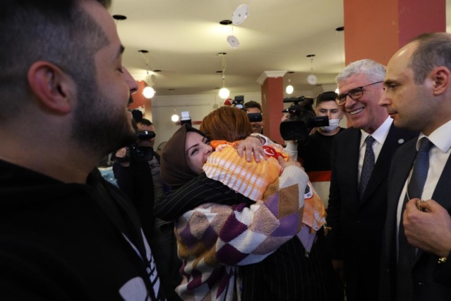 İYİ Parti lideri Akşener, İzmir’de esnafın dertlerini dinledi