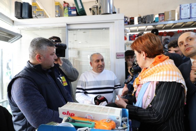 İYİ Parti lideri Akşener, İzmir’de esnafın dertlerini dinledi