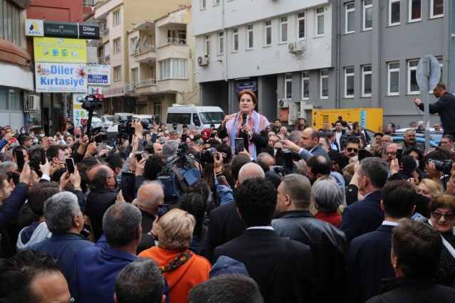 İYİ Parti lideri Akşener, İzmir’de esnafın dertlerini dinledi