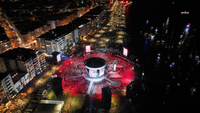 İzmir'de 100 yılın gecesine muhteşem gösteri