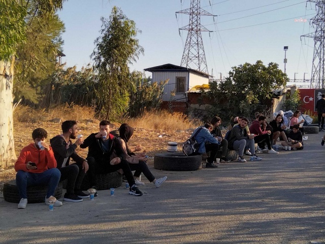 İzmir Katip Çelebi Üniversitesi kapıları kapattı! Öğrenciler tozun toprağın içinde yemek yedi