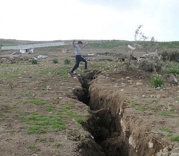 Çiğli Cumhuriyet Mahallesi Köseler Bölgesi'ndeki çatlaklar korkutuyor