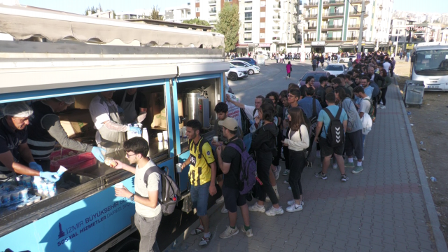 İzmir Katip Çelebi Üniversitesi kapıları kapattı! Öğrenciler tozun toprağın içinde yemek yedi