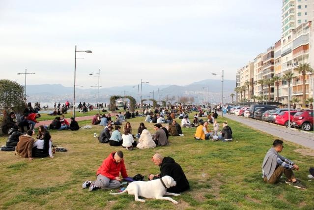 İzmir’de ‘kırmızı alarm’ uyarısına rağmen korkutan yoğunluk