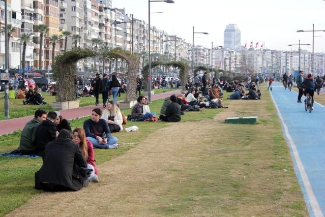 İzmir’de ‘kırmızı alarm’ uyarısına rağmen korkutan yoğunluk