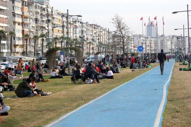 İzmir’de ‘kırmızı alarm’ uyarısına rağmen korkutan yoğunluk