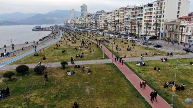 İzmir’de ‘kırmızı alarm’ uyarısına rağmen korkutan yoğunluk