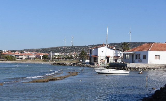 İzmir'de deniz 50 metre çekildi