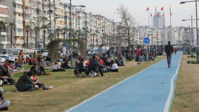 İzmir’de ‘kırmızı alarm’ uyarısına rağmen korkutan yoğunluk