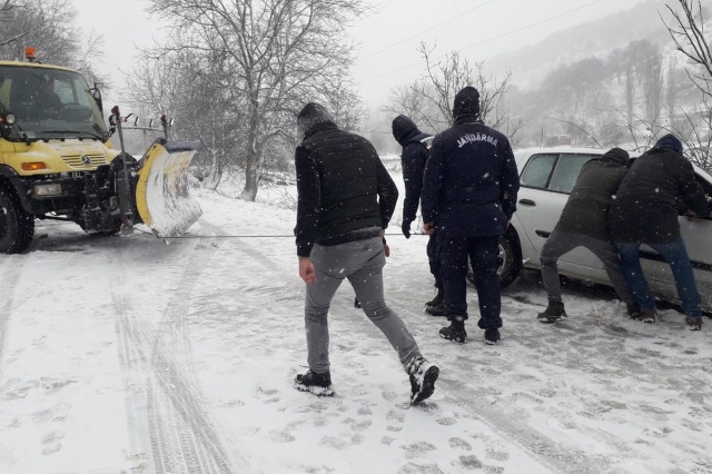 İzmir'in yüksek ilçeleri beyaza büründü!