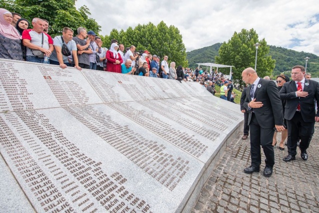 Srebrenitsa şehitleri soykırımın merkezinde anıldı!