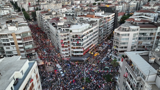 İzmirliler tarihi 100. yıl kutlamaları için Gündoğdu Meydanı’na akın etti