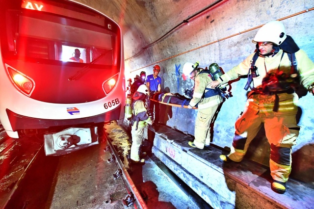 İzmir Metrosu’nda başarılı kurtarma operasyonu