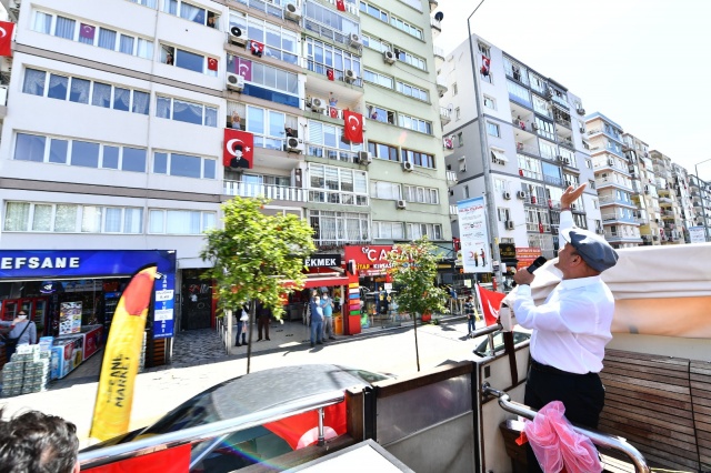 Başkan Soyer İzmirlileri otobüs üzerinden selamladı