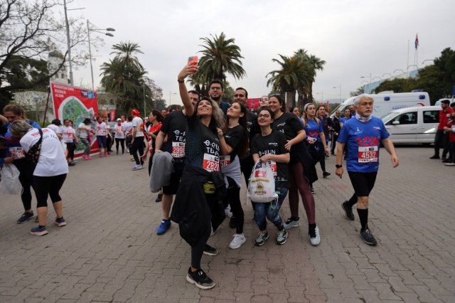 Maraton İzmir'den renkli görüntüler