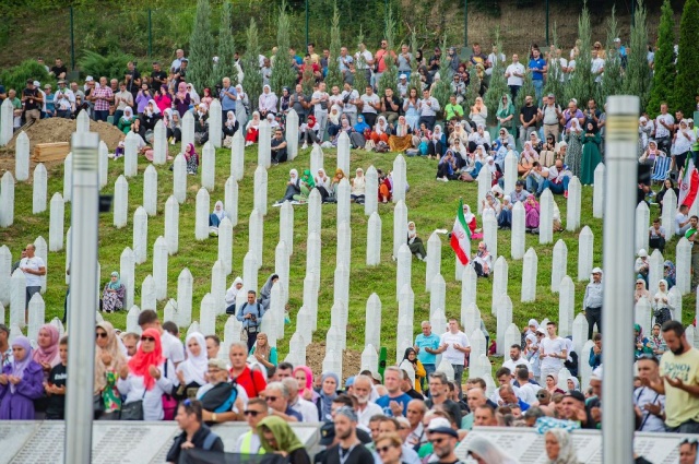 Srebrenitsa şehitleri soykırımın merkezinde anıldı!