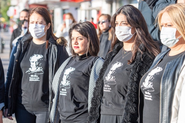 İzmir’de Ata’ya saygı için hayat durdu