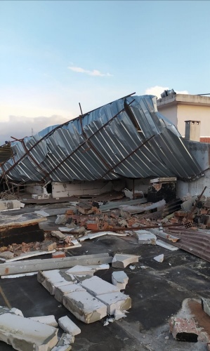 İzmir’de şiddetli rüzgâr yaşamı olumsuz etkiledi