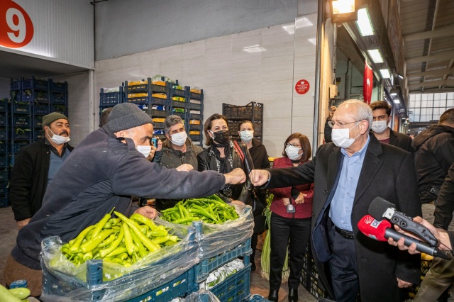 Kılıçdaroğlu İzmir’de hal esnafıyla buluştu