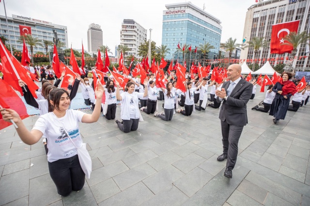 19 Mayıs İzmir'de coşkuyla kutlandı