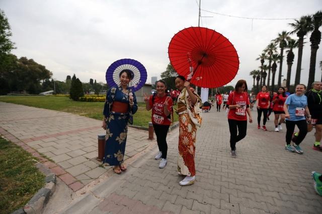 Maraton İzmir'den renkli görüntüler