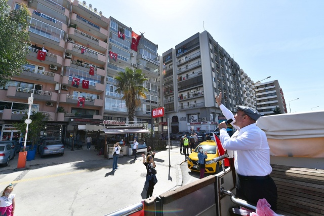 Başkan Soyer İzmirlileri otobüs üzerinden selamladı