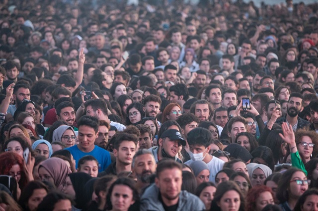 Binlerce İzmirli genç 350 metrelik Atatürk posterini taşıdı