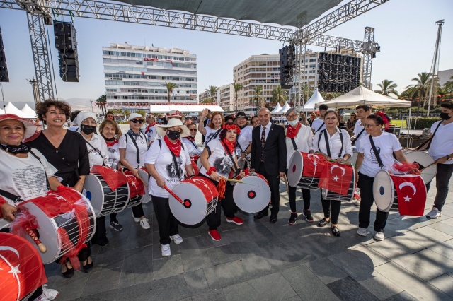 İzmir'de kurtuluş coşkusu