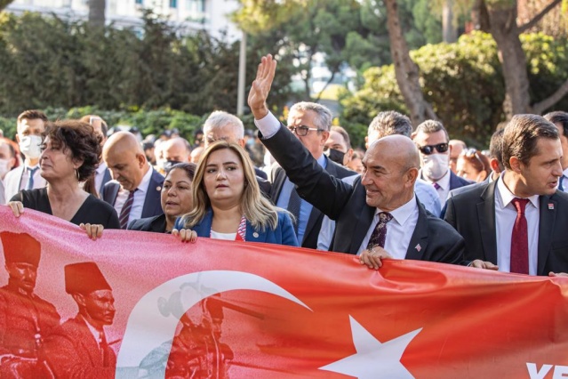 İzmir'de kurtuluş coşkusu