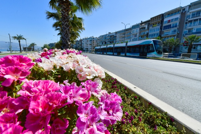 İzmir çiçek açtı!