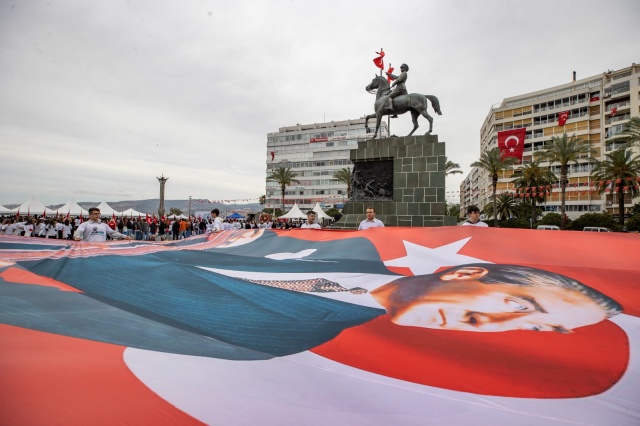 19 Mayıs İzmir'de coşkuyla kutlandı