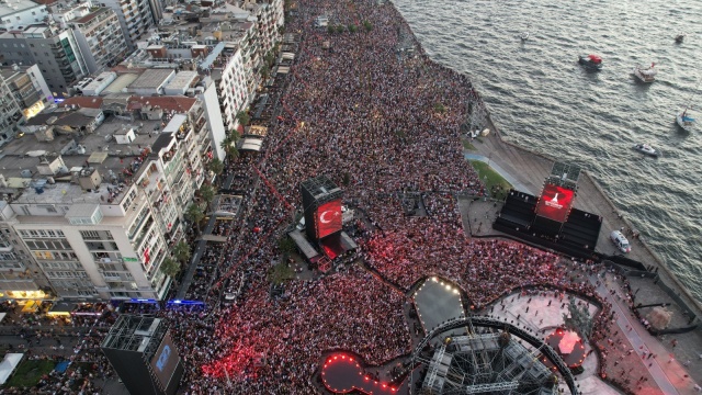 İzmirliler tarihi 100. yıl kutlamaları için Gündoğdu Meydanı’na akın etti