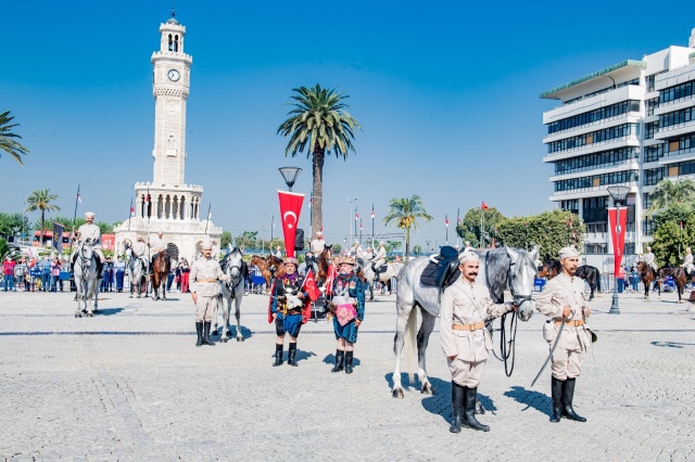 İzmir'de kurtuluş coşkusu