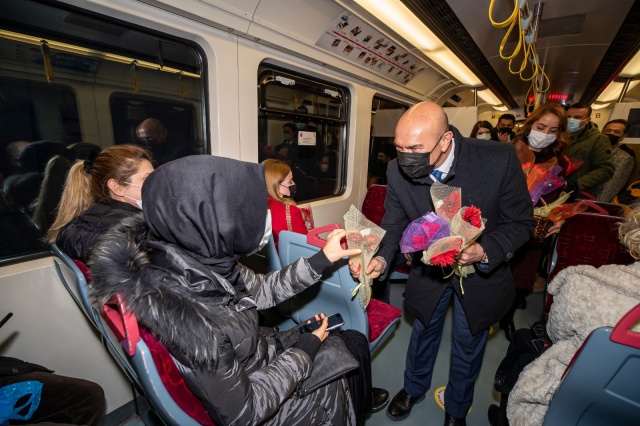 Başkan Soyer kadınlara karanfil dağıttı