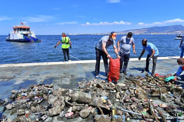 İzmir Büyükşehir Belediyesi dalgıçları Körfez’de dip temizliği yaptı