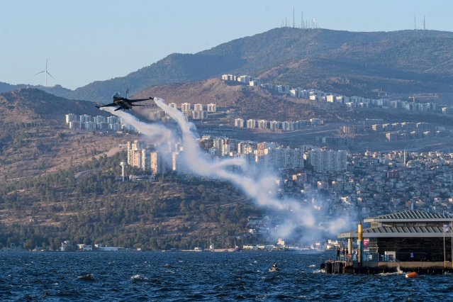 İzmir’de göklerdeki kurtuluş coşkusu nefes kesti